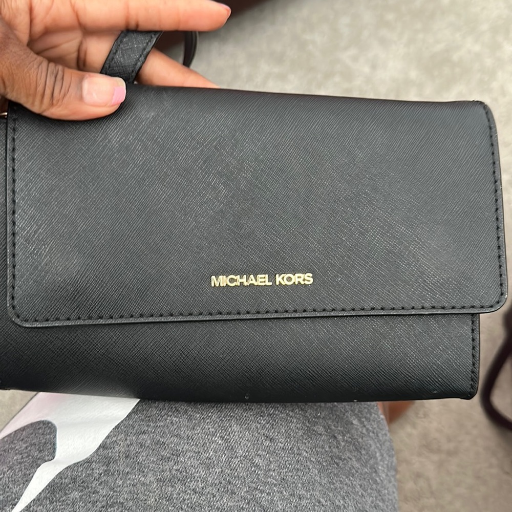 Used in great condition Michael Kors purse with detachable wallet/wristlet